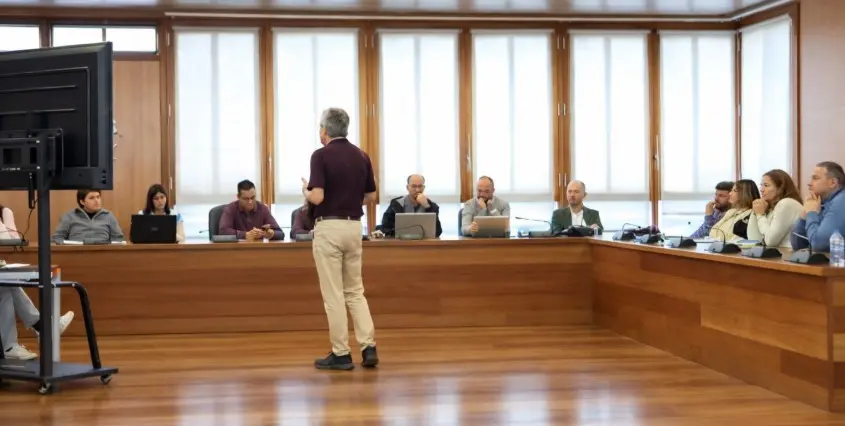 Equipo colaborando con post-its en oficina moderna durante proyecto de innovación GobLab Gran Canaria 2023-2027